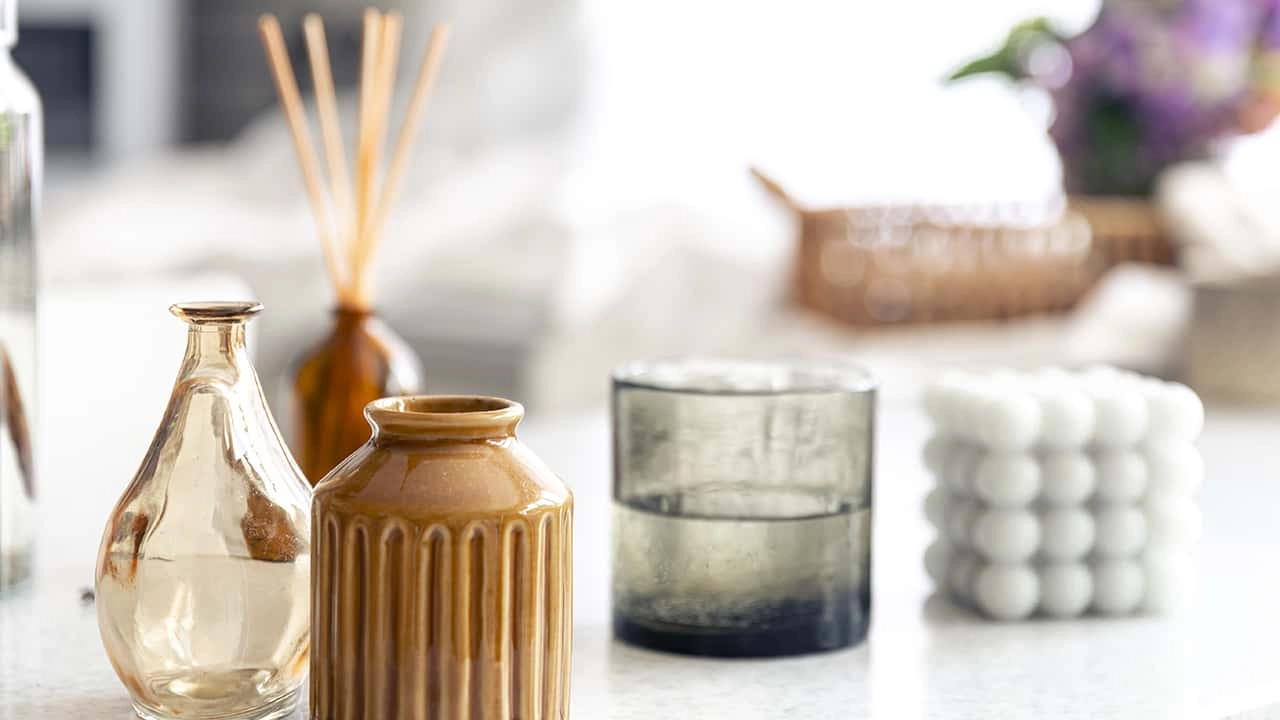 vases-candles-blurred-background-home-interior - Saintdeland Fragrance vases-candles-blurred-background-home-interior - Saintdeland Fragrance