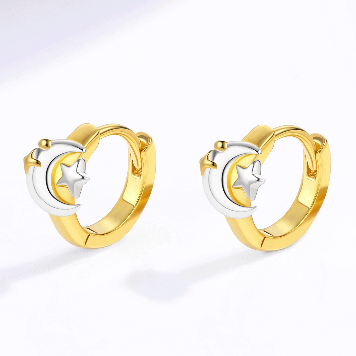 Vista laterale degli orecchini a cerchio in argento 925 placcato oro con chiusura a cerniera - Zhefan Jewelry