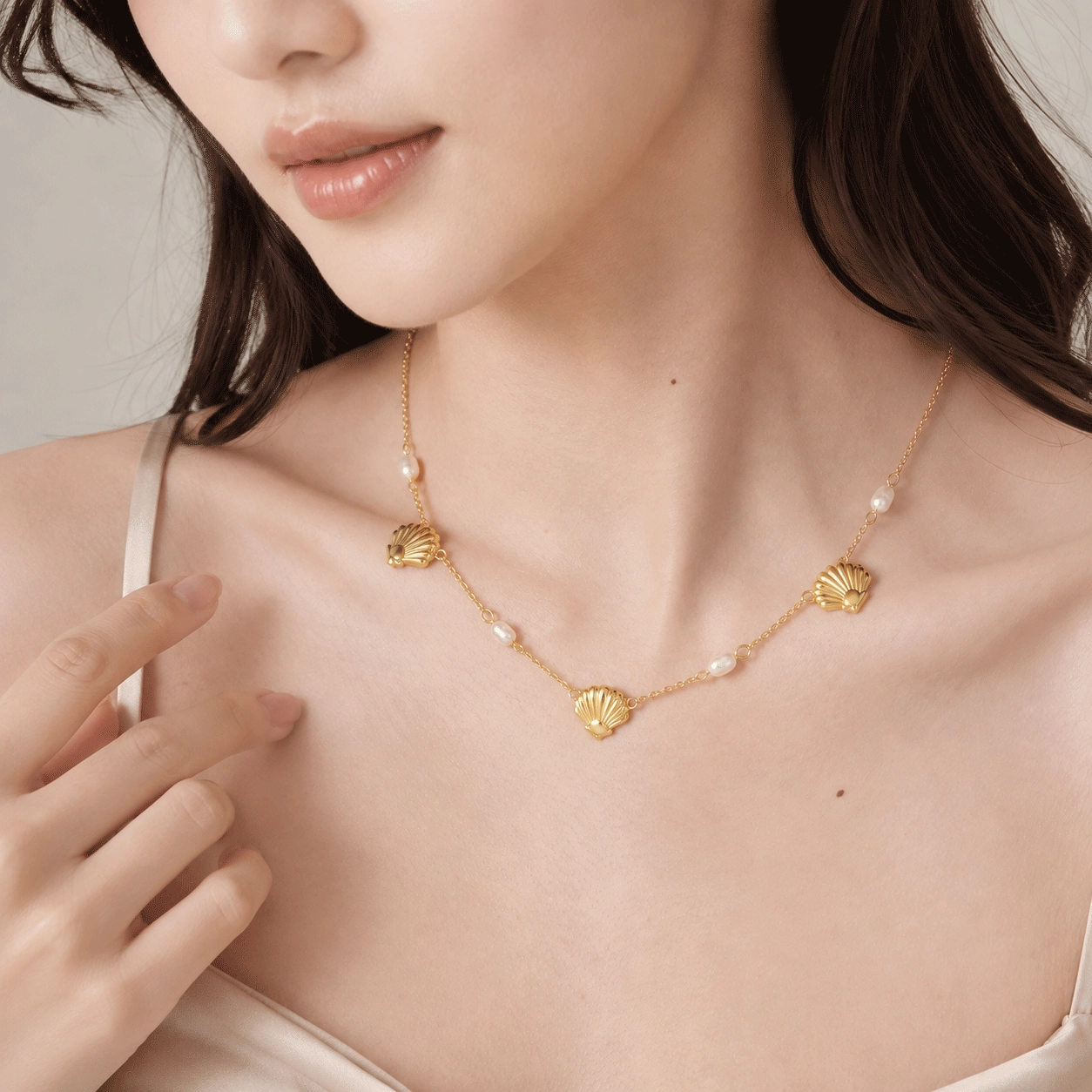Modella che indossa una collana di perle, modello disponibile con base in argento sterling 925 - Zhefan Jewelry