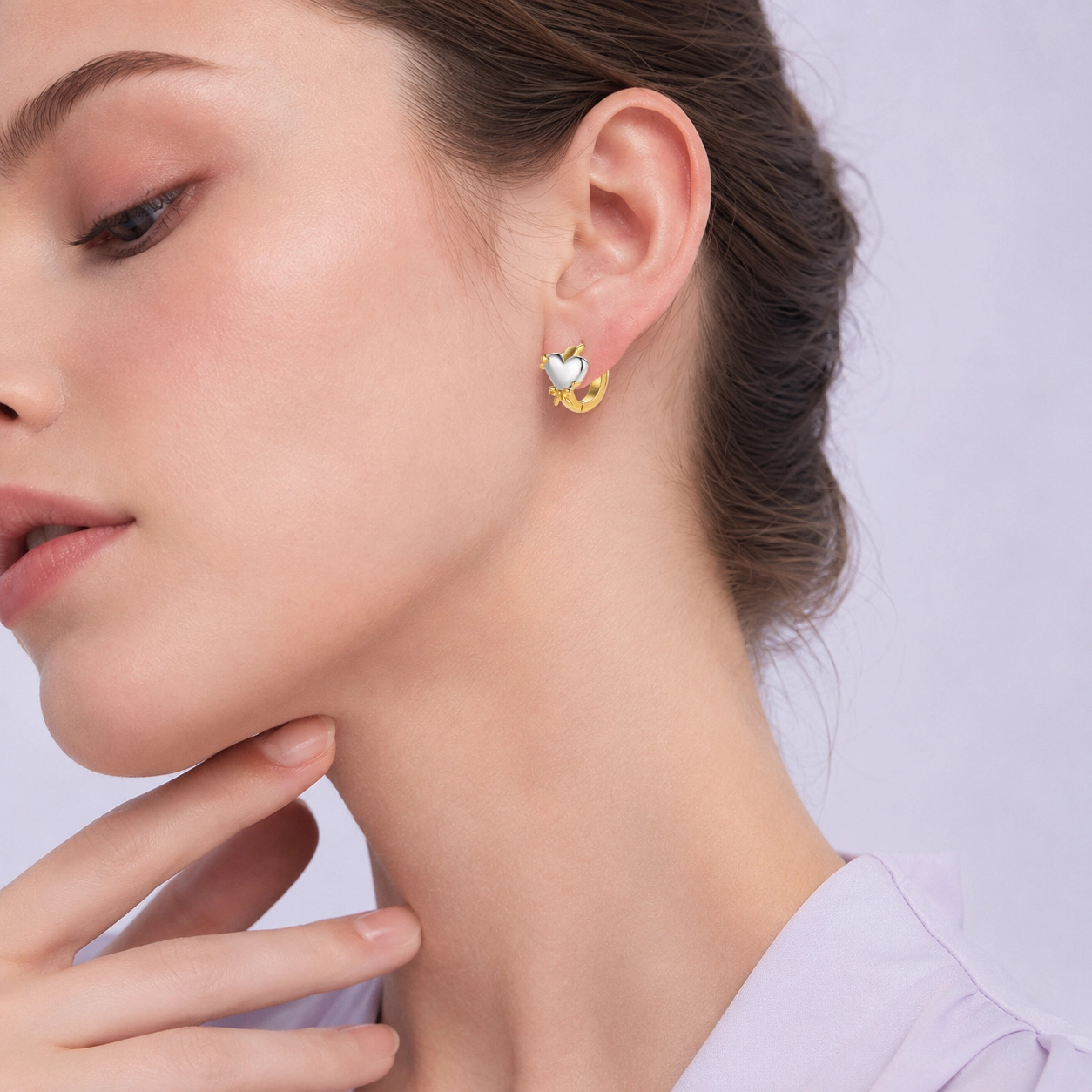 Orecchini a cerchio in argento sterling 925 - Modello: frontale - Zhefan Jewelry Modella che indossa orecchini a cerchio in argento sterling 925 con un cuore centrale lucido, vista frontale. - Zhefan Jewelry