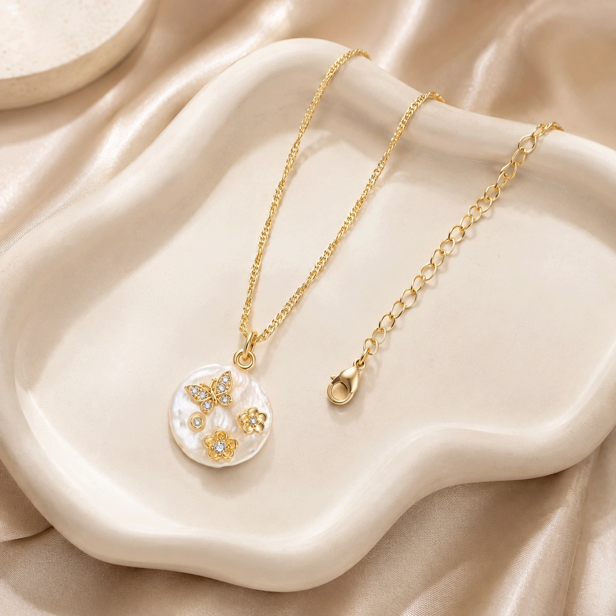 Baroque pearl necklace manufacturer showing a round decorative pearl pendant design - Zhefan Jewelry