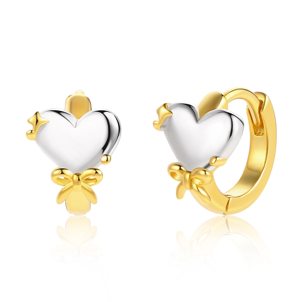 Vista frontale di orecchini a cerchio a forma di cuore in argento sterling 925 personalizzati con dettagli in vermeil d'oro bicolore per marchi di gioielli. - Zhefan Jewelry