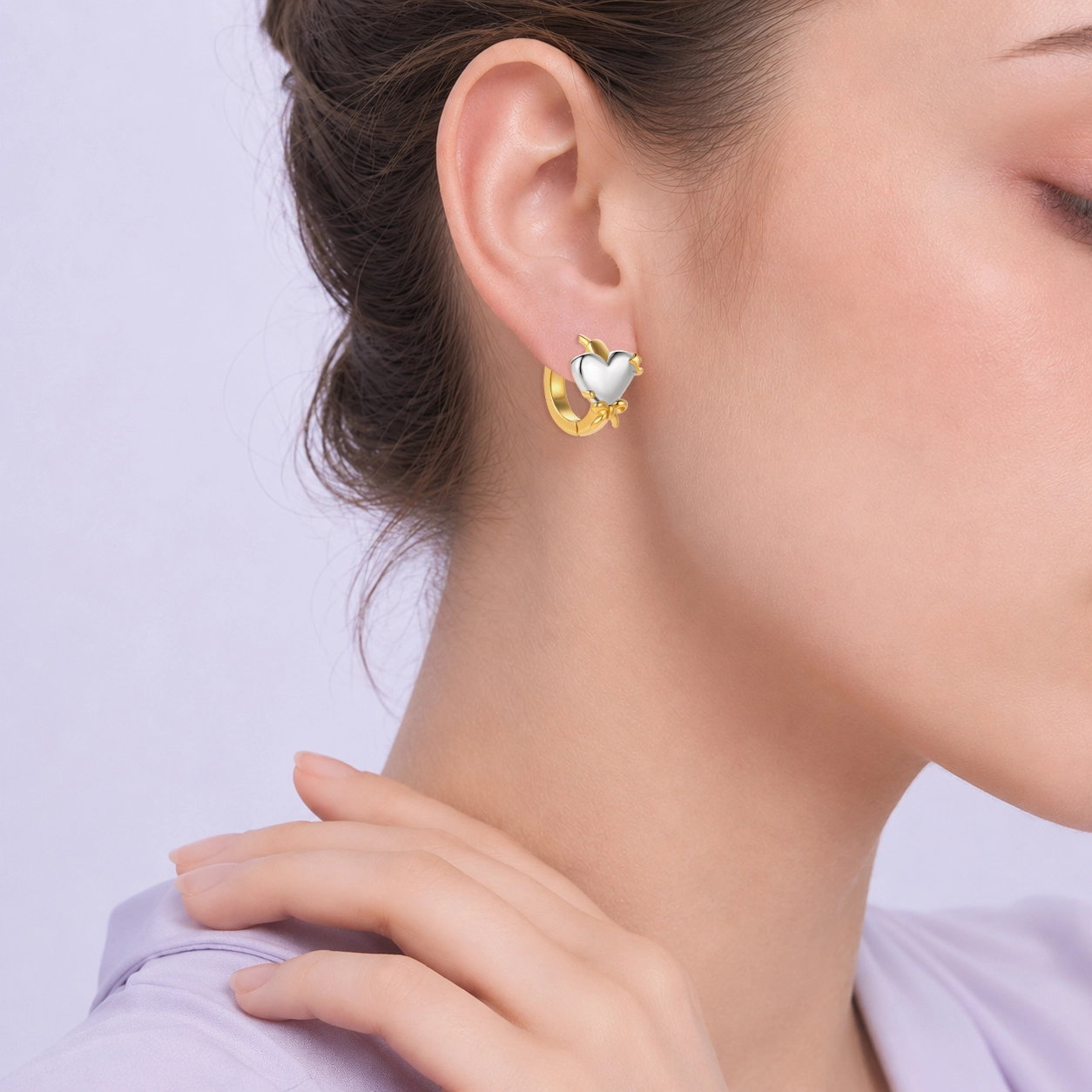 Test di vestibilità su modello di orecchini dal design personalizzato, che mostra scala, vestibilità e chiusura ad anello per lo sviluppo di gioielli OEM. - Zhefan Jewelry