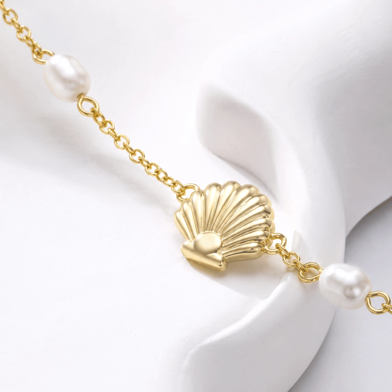 Collana personalizzata con conchiglia color oro e perle d'acqua dolce, presentata in un'esposizione professionale - Zhefan Jewelry