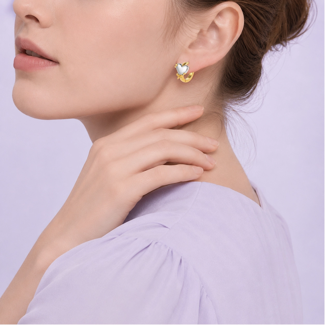 Orecchini personalizzati in argento sterling - Stile di vita da modella - Zhefan Jewelry Immagine lifestyle di orecchini personalizzati in argento sterling con dettagli a cuore bicolore per clienti con marchio privato. - Zhefan Jewelry
