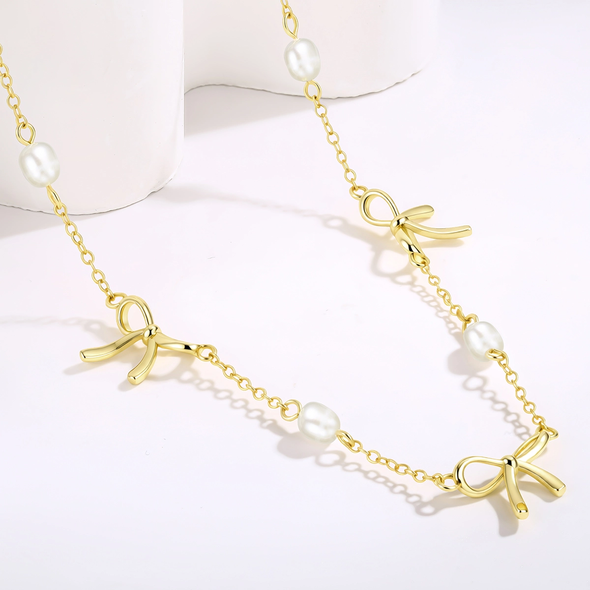 Collana con fiocco di perle d'acqua dolce, ciondolo a fiocco lucido e catenina delicata - Zhefan Jewelry