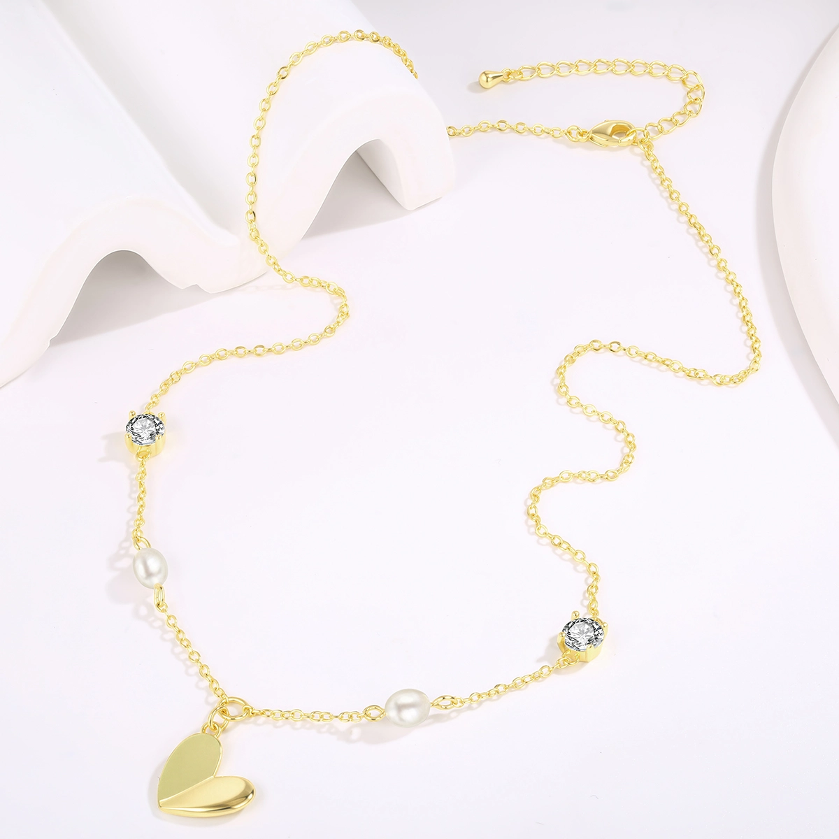 Collana di perle d'acqua dolce con dettagli in zirconi cubici bianchi e ciondolo a cuore color oro. - Zhefan Jewelry