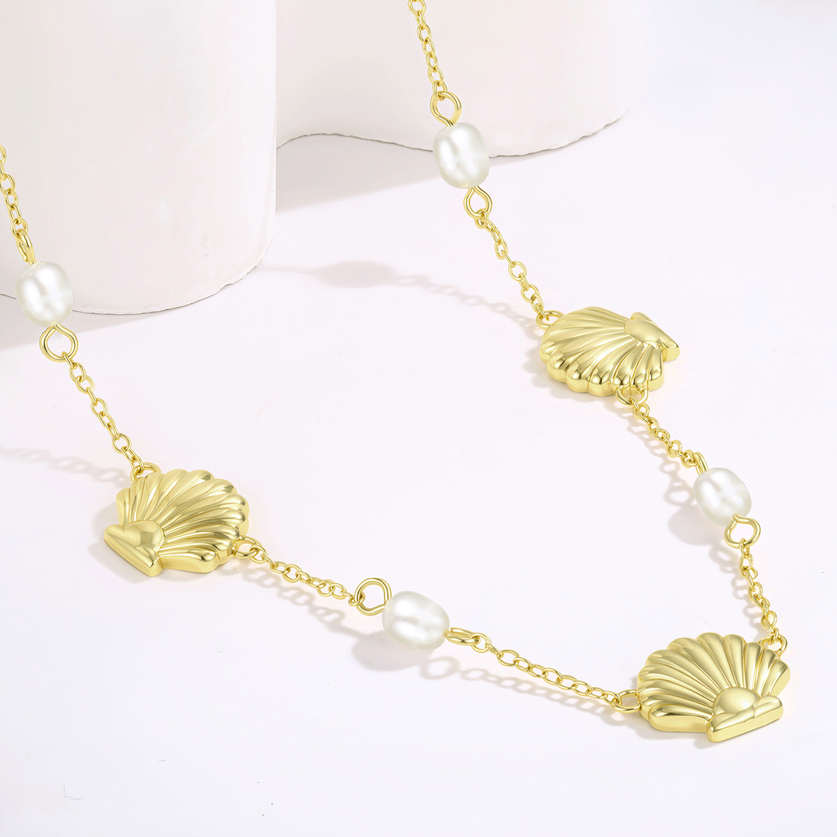 Collana di perle d'acqua dolce esposta in un ambiente studio pulito per la vendita all'ingrosso.