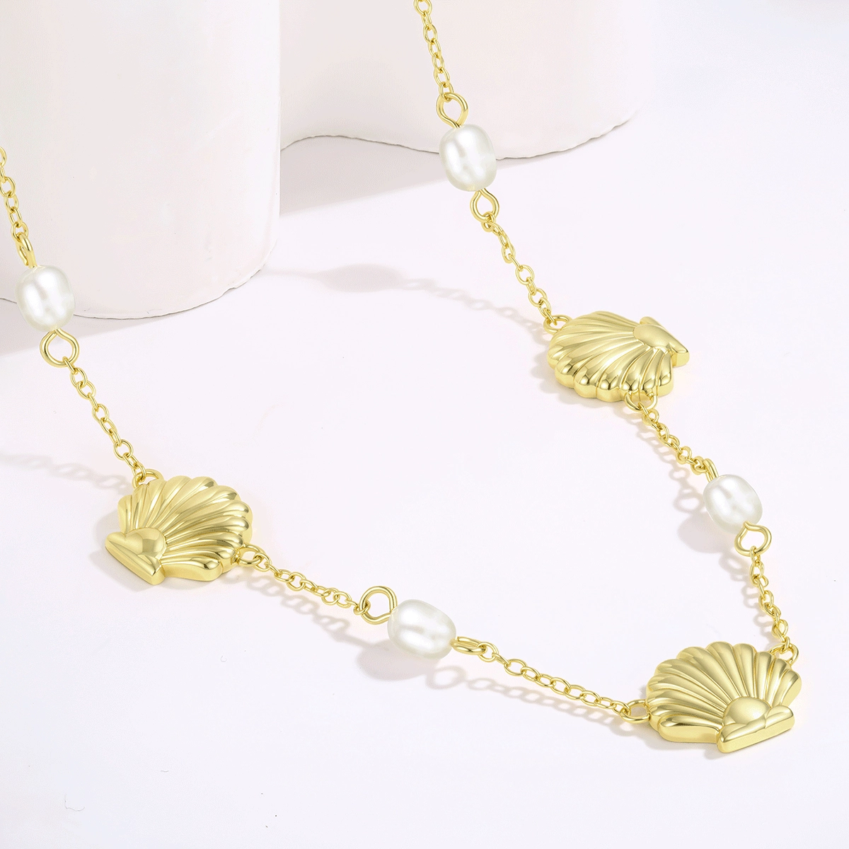 Collana di perle d'acqua dolce in vendita all'ingrosso - Zhefan Jewelry Collana di perle d'acqua dolce esposta in un ambiente studio pulito per la vendita all'ingrosso - Zhefan Jewelry