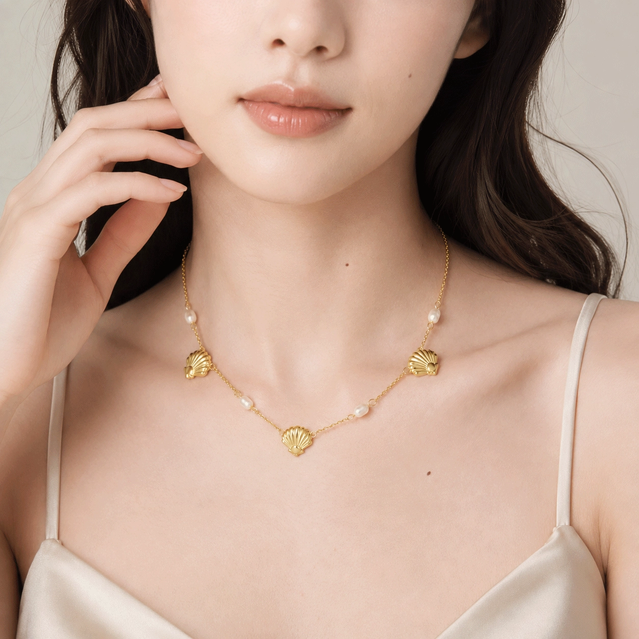 Collana di perle d'acqua dolce - modello da esposizione all'ingrosso - Zhefan Jewelry Modella che indossa una collana di conchiglie e perle d'acqua dolce per mostrare le dimensioni complessive e la lunghezza di 45 cm (18 pollici) - Zhefan Jewelry