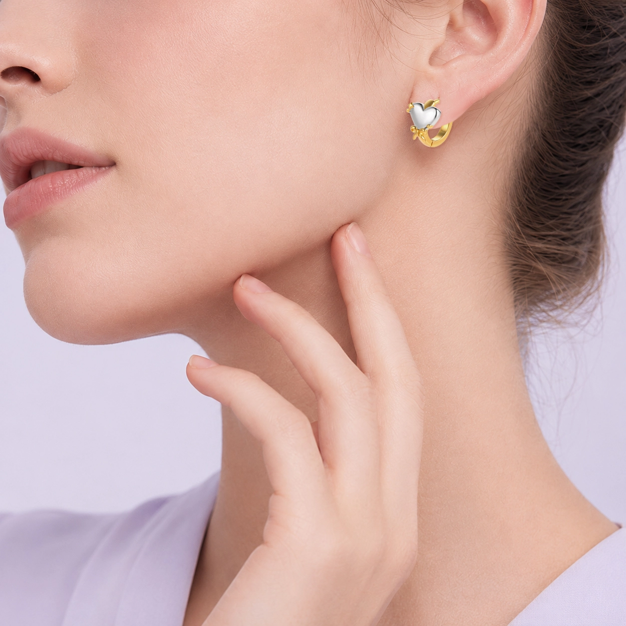 Orecchini a cerchio in vermeil d'oro - Produttore - Modello - Primo piano - Zhefan Jewelry Vista ravvicinata di un modello di orecchini a cerchio in vermeil d'oro realizzati per programmi OEM e di vendita all'ingrosso di gioielli. - Zhefan Jewelry
