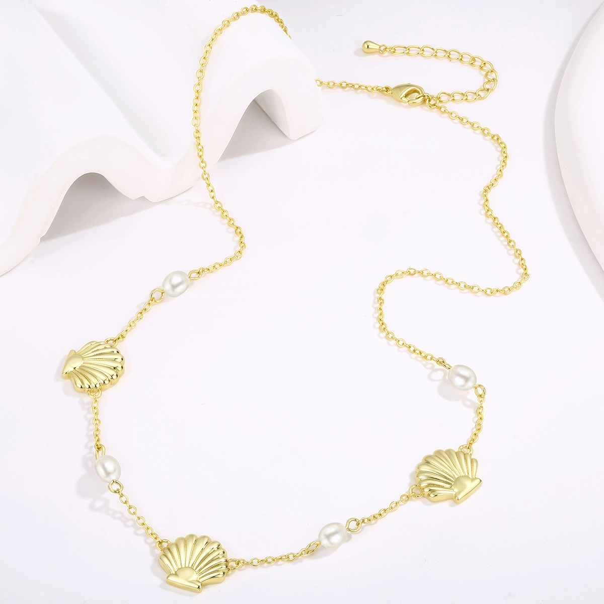 Collana di perle in vermeil d'oro - Esposizione all'ingrosso - Gioielli Zhefan Collana con perle in vermeil d'oro, presentata in un ambiente di studio orafo professionale - Zhefan Jewelry