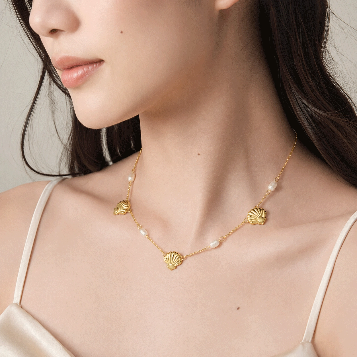 Presentazione laterale di una collana di perle d'acqua dolce OEM - Zhefan Jewelry