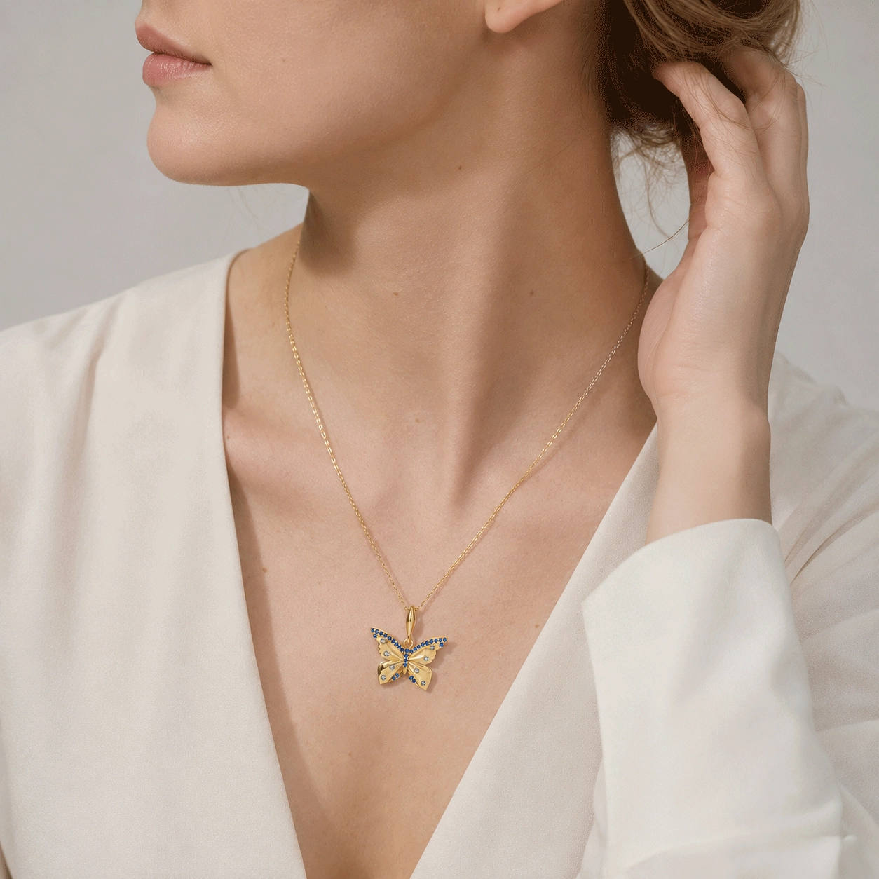 Collana con ciondolo a farfalla in vermeil d'oro OEM, indossata - Zhefan Jewelry