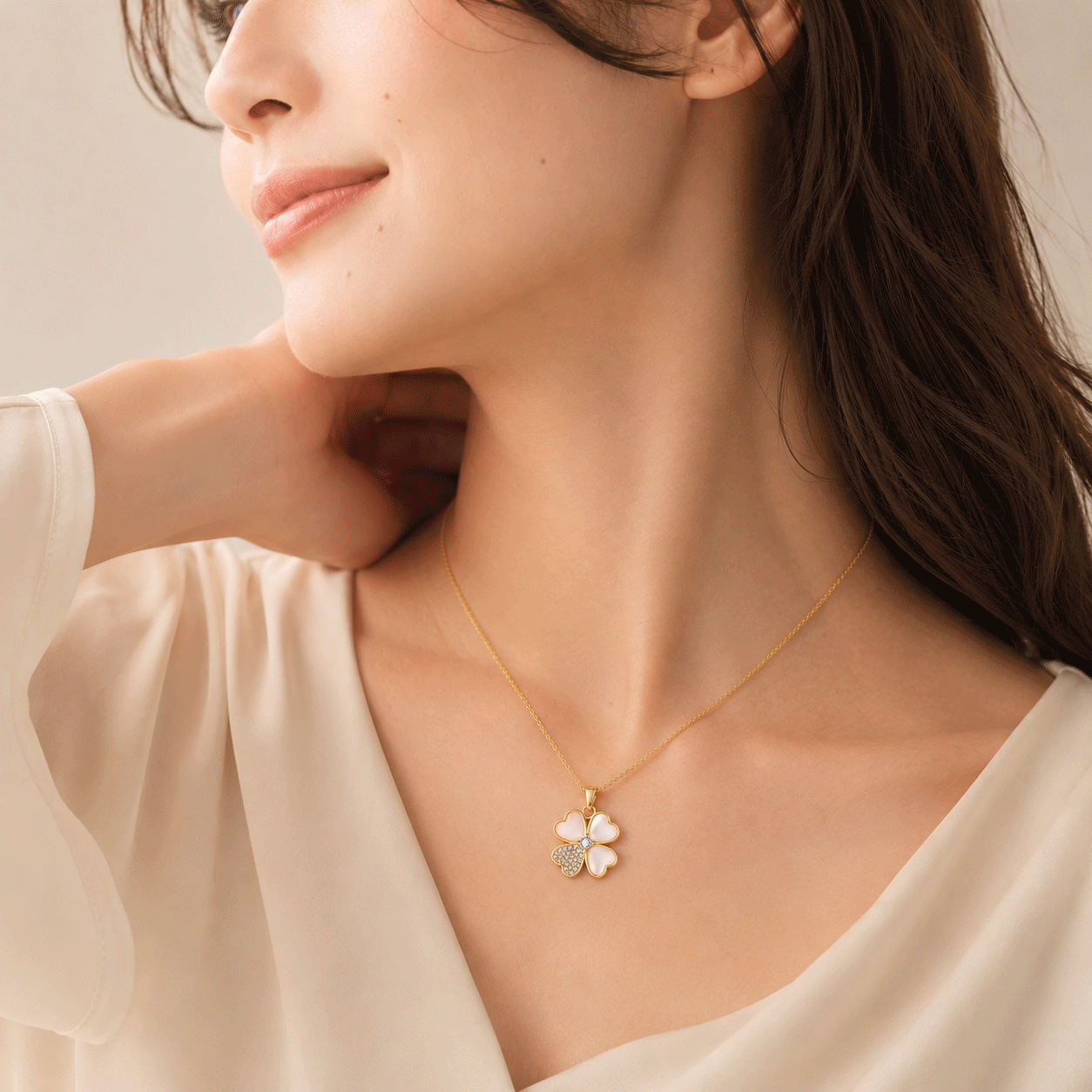 OEM-gold-vermeil-clover-necklace-model-wearing