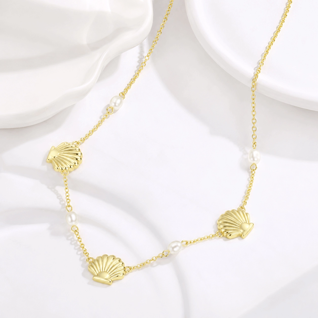 Collana di perle d'acqua dolce a marchio privato - Vendita all'ingrosso - Zhefan Jewelry Collana di perle d'acqua dolce a marchio privato, esposta su un elegante espositore per gioielli - Zhefan Jewelry