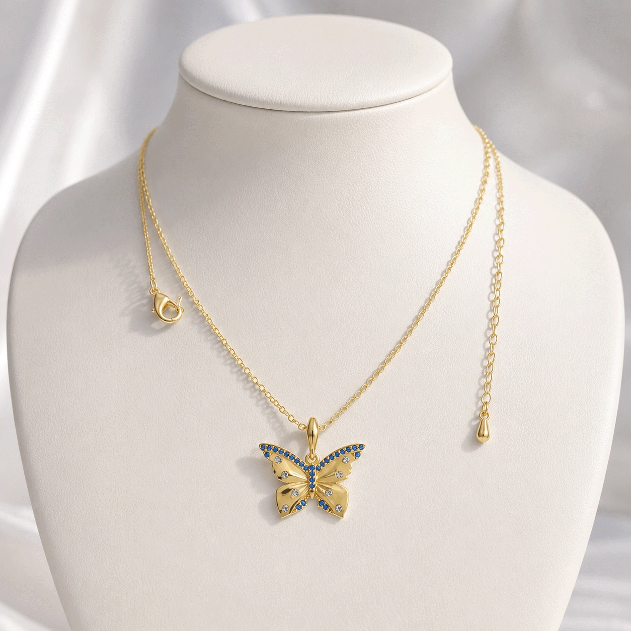 Scena con collana a farfalla in vermeil d'oro a marchio privato - Zhefan Jewelry