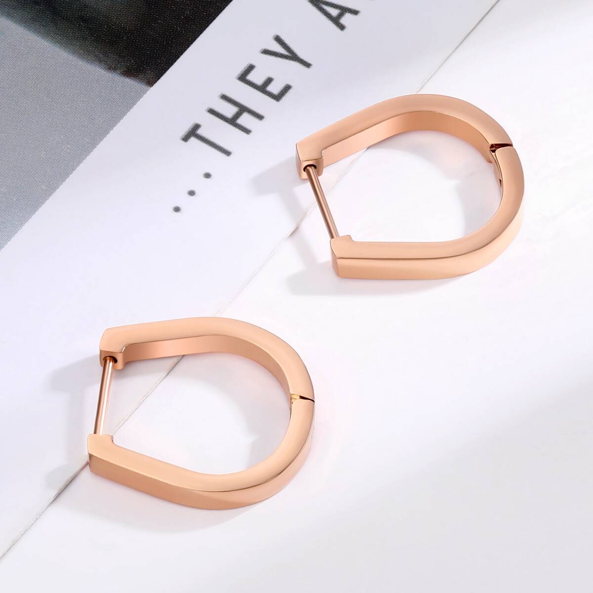 U Shape Geometric Hugggie Earrings - Rose Gold 4