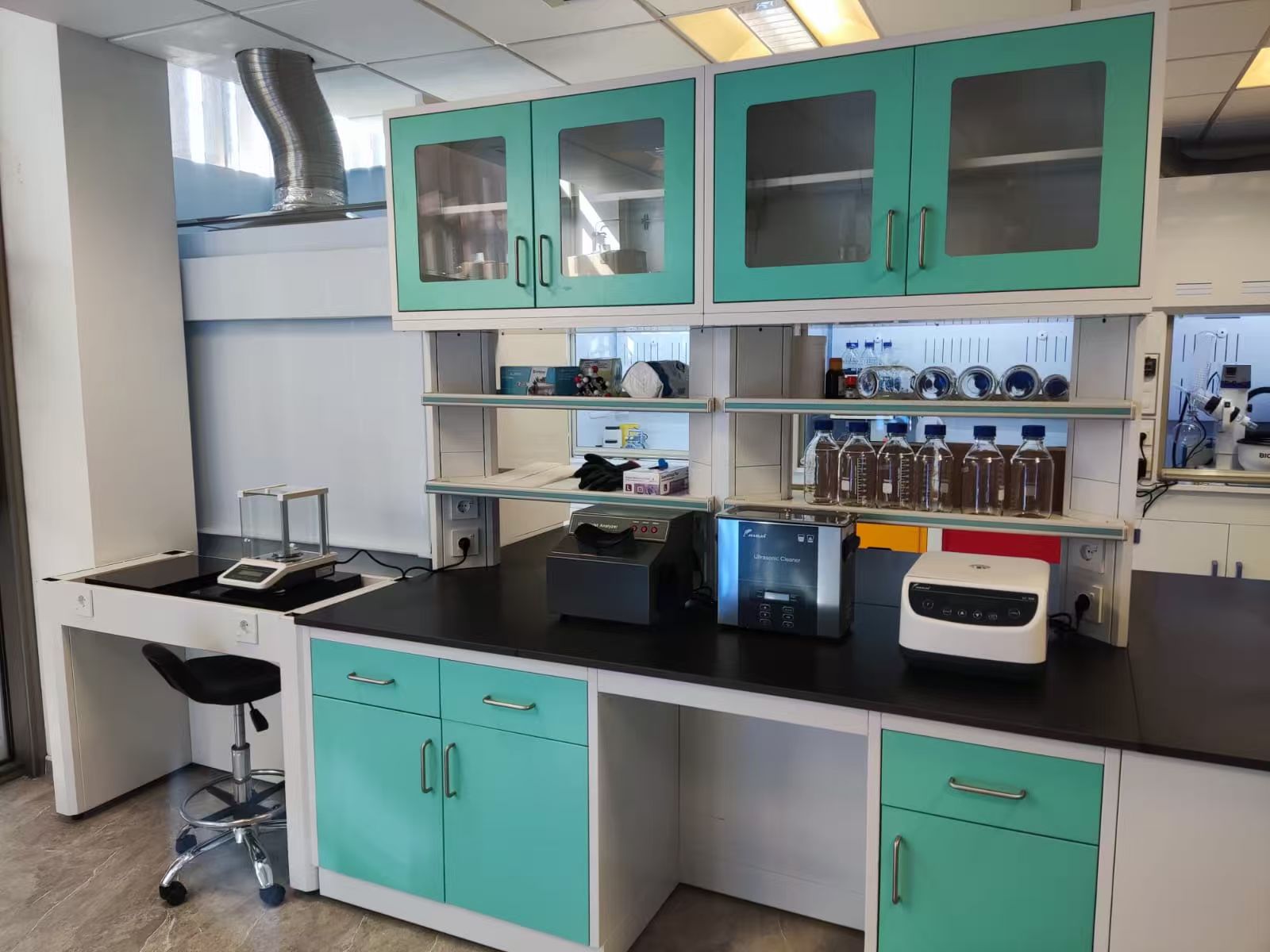 chemical laboratory furniture Europe cases