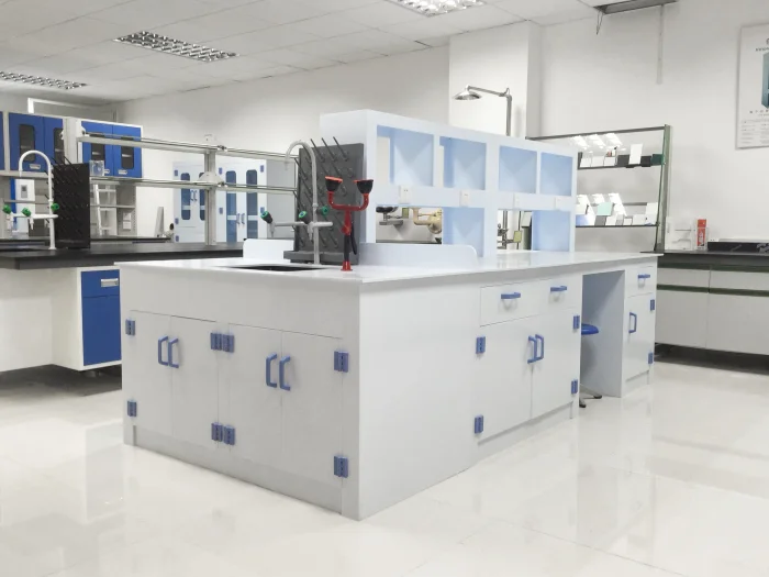 Banco de laboratorio de polipropileno instalado