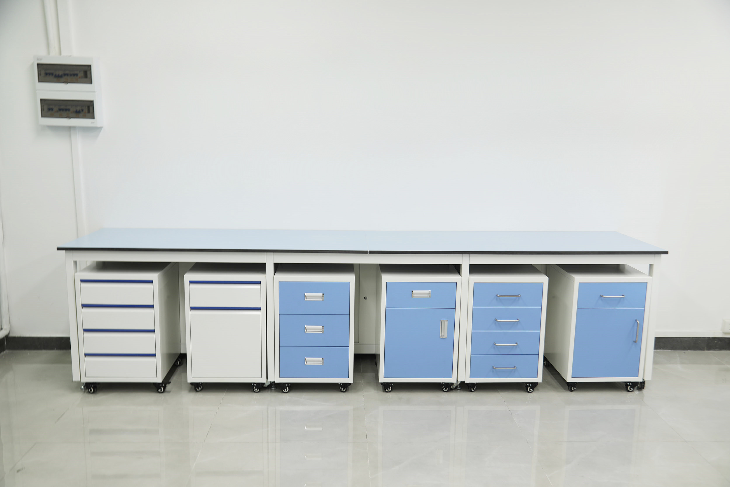 Combinación de cajoneras y puertas