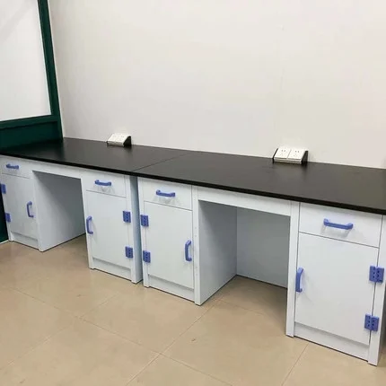 Banco de laboratorio de polipropileno instalado