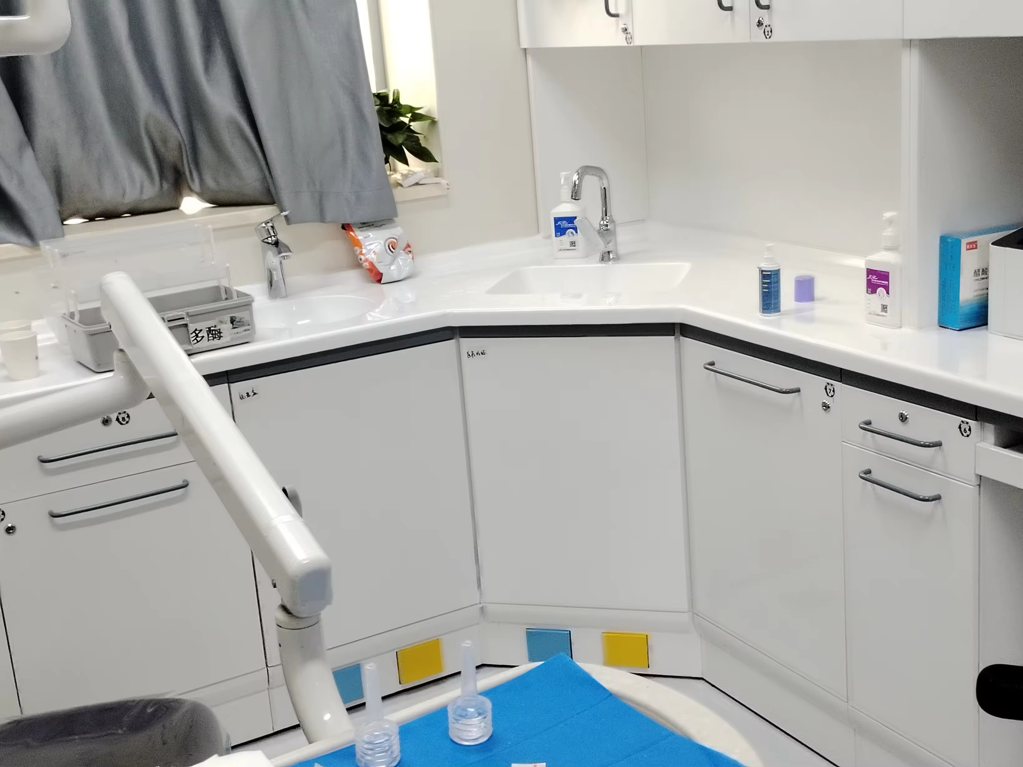 dental-bench-with-storage