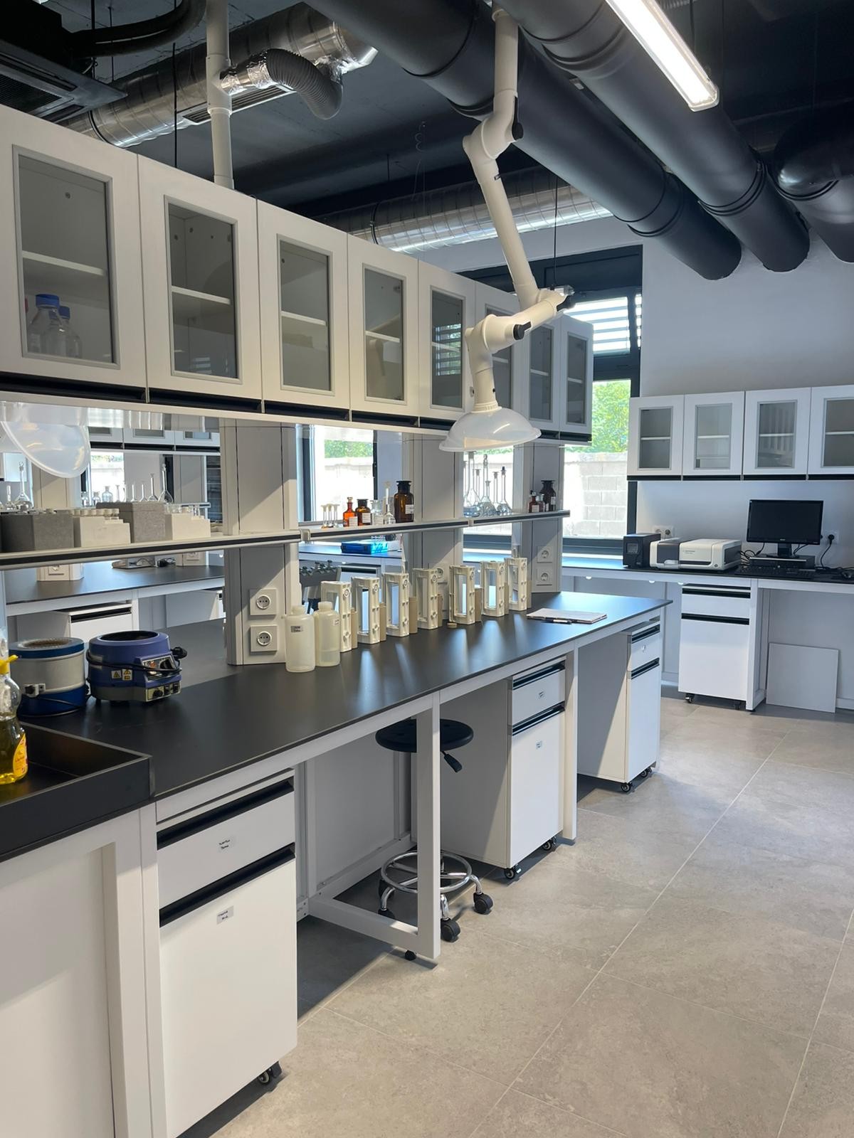 H-frame laboratory bench