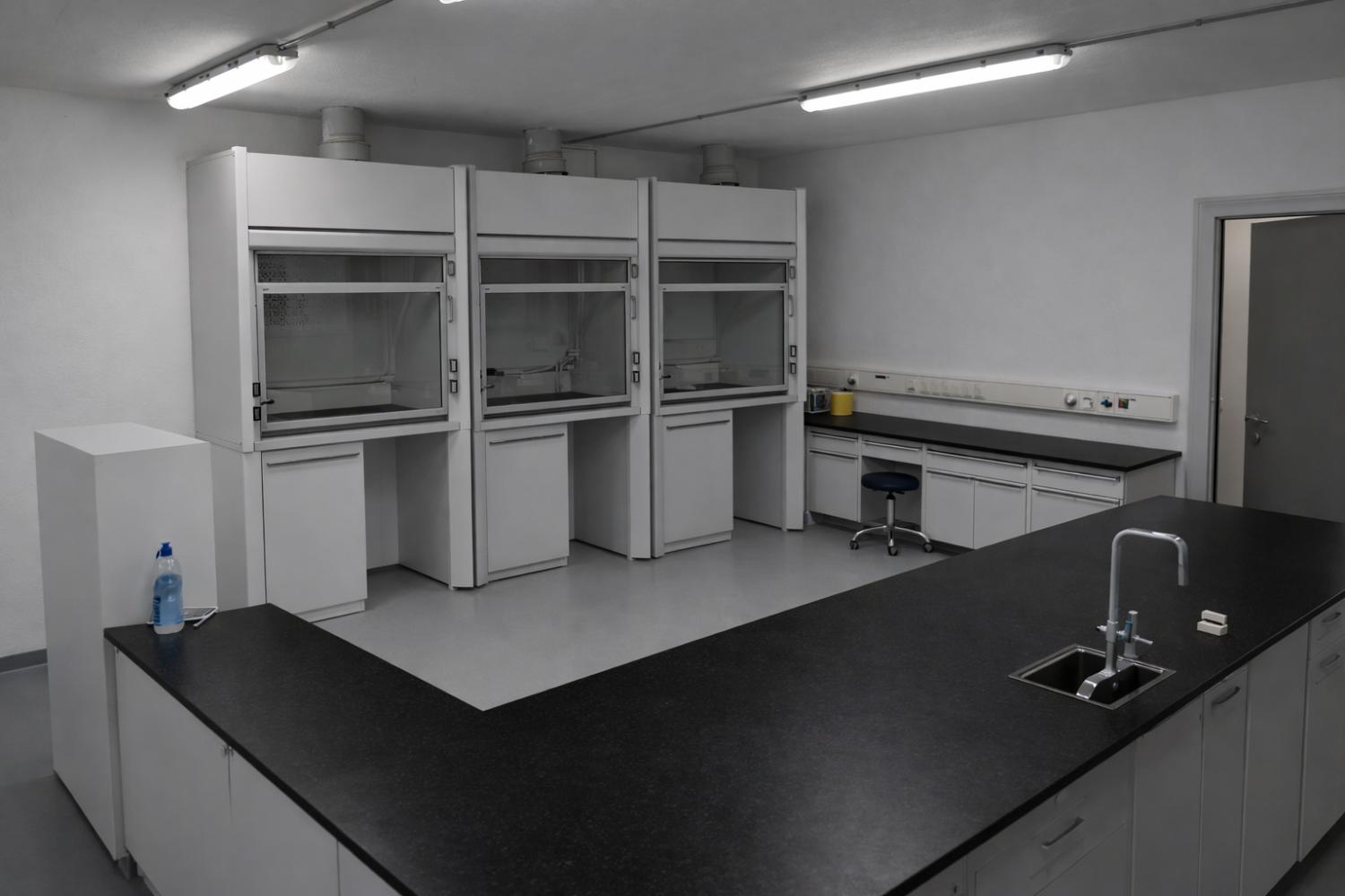 maxlab-latvia-laboratory-layout-fume-hood-workbench-black-countertop