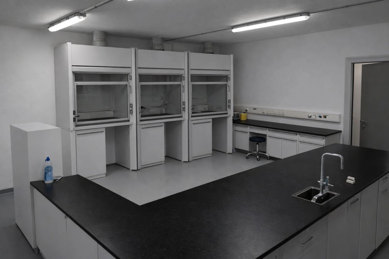maxlab-latvia-laboratory-layout-fume-hood-workbench-black-countertop