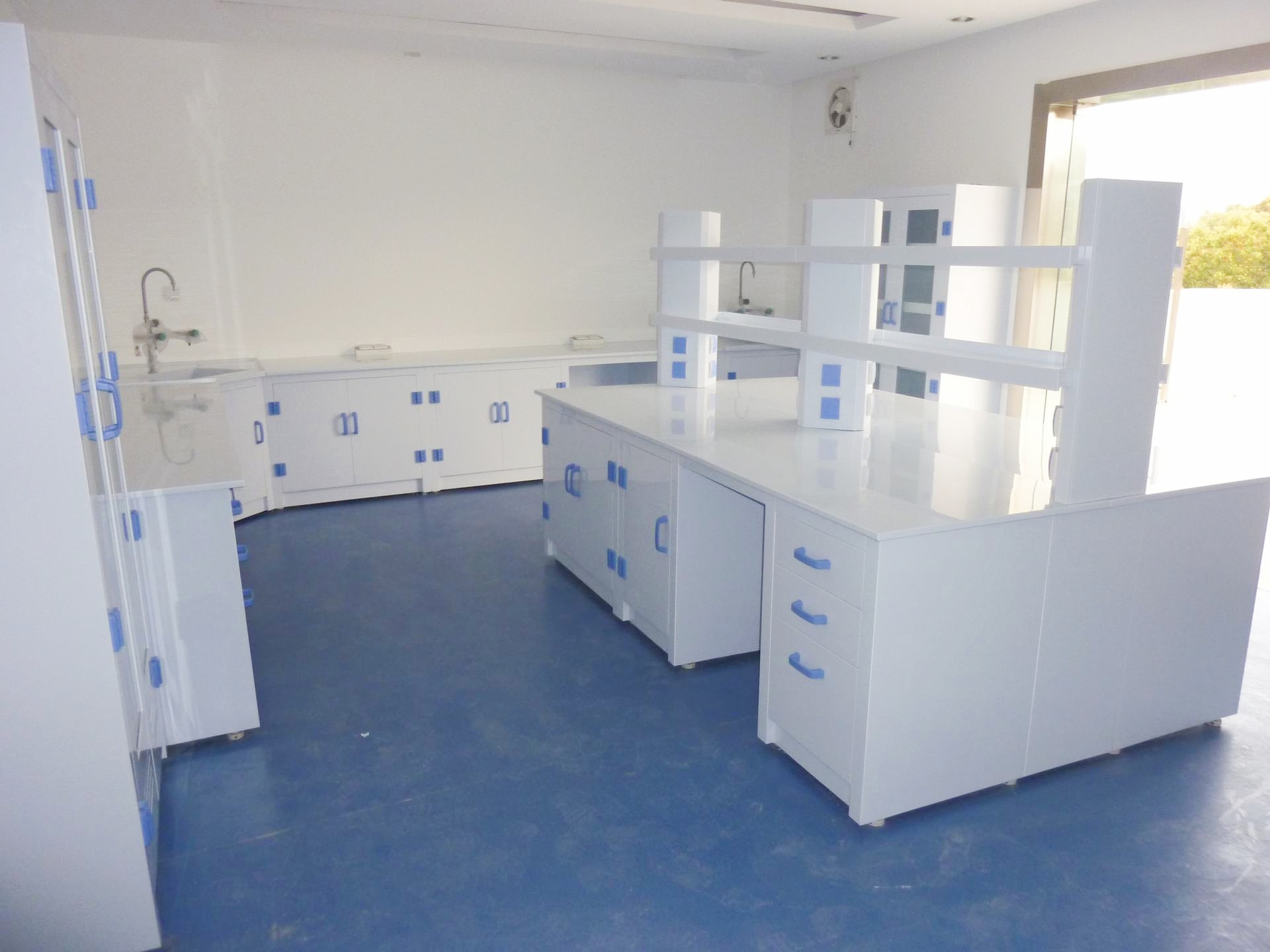 PP lab bench manufacturer