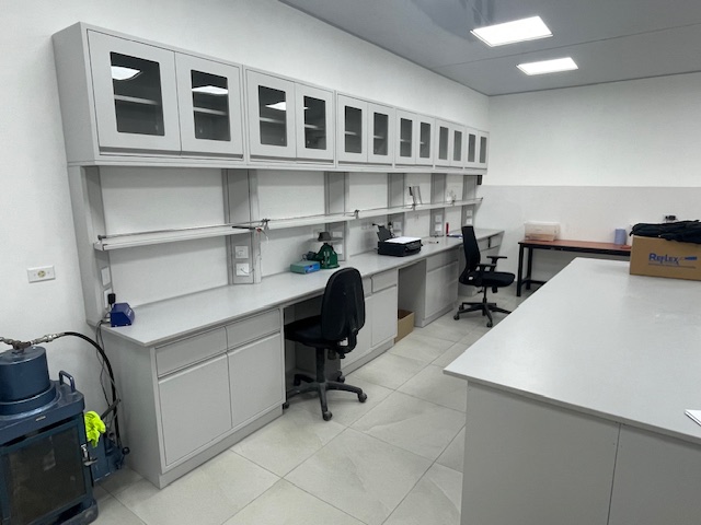 white lab workstation bench