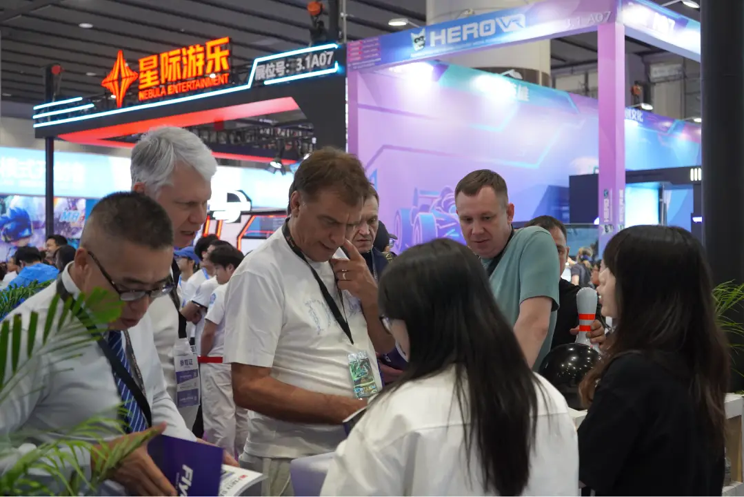 Clients inspected Flying Bowling’s equipment configuration and discussed technical details during the expo. Clients inspected Flying Bowling’s equipment configuration and discussed technical details during the expo.