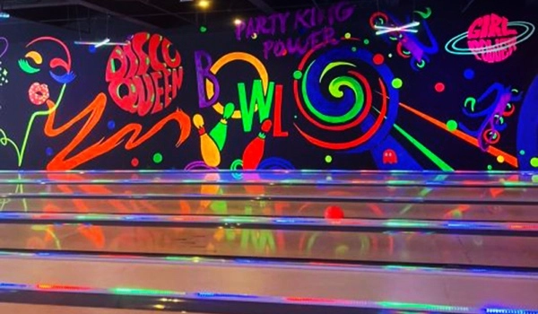 Shanghai Nanhui Party King adult bowling alley details on site 4