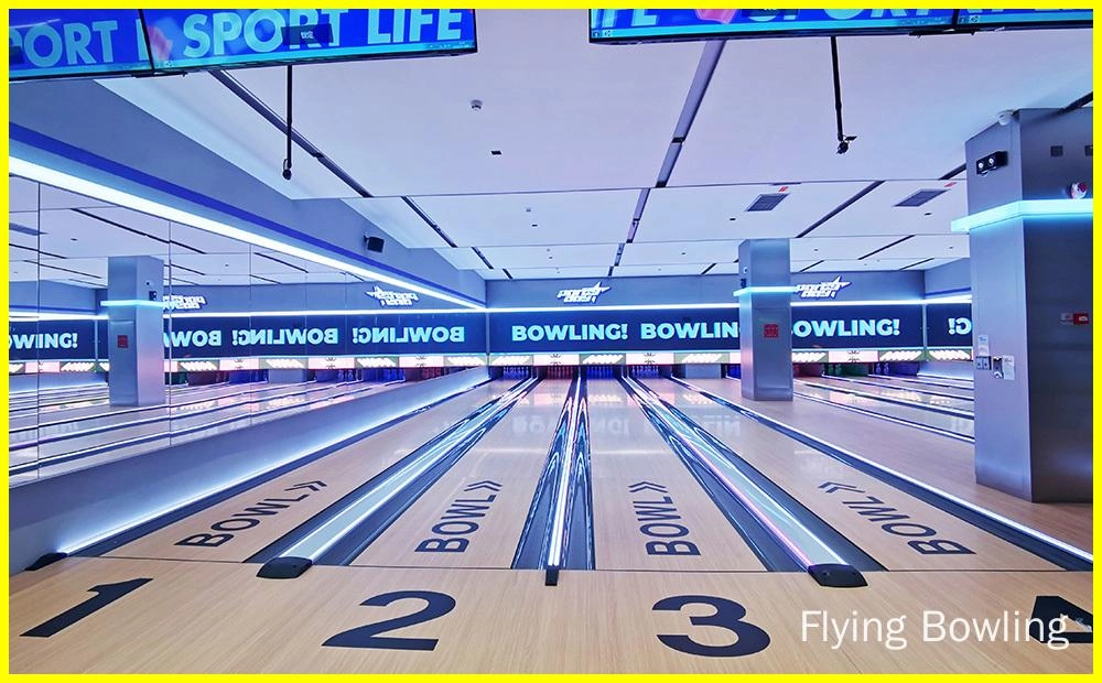 Flying Bowling - máquina de boliche com pino de pato Flying Bowling - Imagem de uma pista de boliche com quatro pistas. As pistas são feitas de madeira e têm uma superfície brilhante e encerada. Os pinos são colocados no final de cada pista. Há uma tela grande no final da pista que mostra a pontuação dos jogadores.
