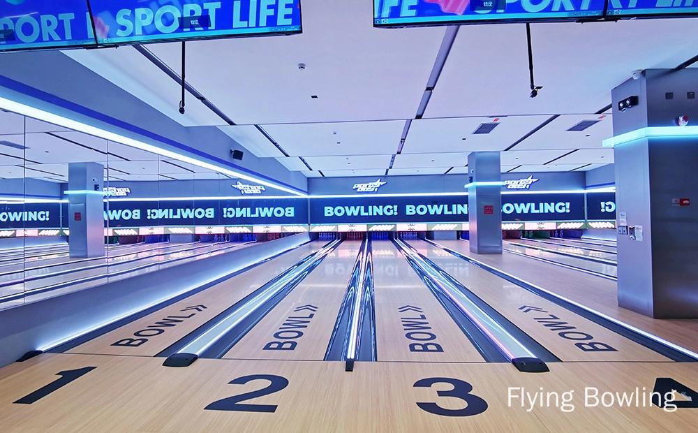 Flying Bowling - máquina de boliche com pino de pato Flying Bowling - Imagem de uma pista de boliche com quatro pistas. As pistas são feitas de madeira e têm uma superfície brilhante e encerada. Os pinos são colocados no final de cada pista. Há uma tela grande no final da pista que mostra a pontuação dos jogadores.