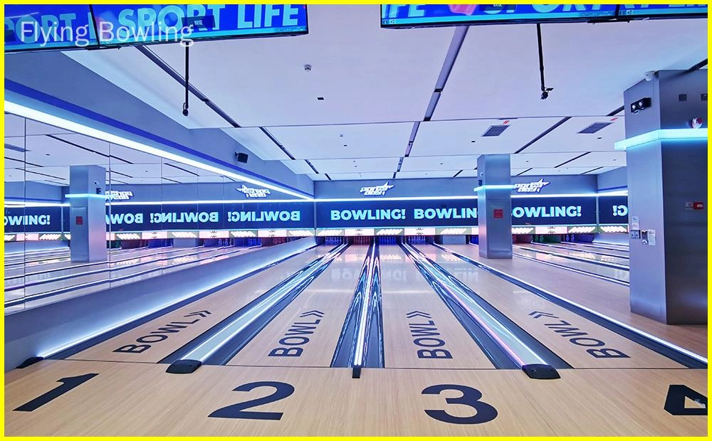 Flying Bowling - Imagem de uma pista de boliche com quatro pistas. As pistas são feitas de madeira e têm uma superfície brilhante e encerada. Os pinos são colocados no final de cada pista. Há uma tela grande no final da pista que mostra a pontuação dos jogadores.