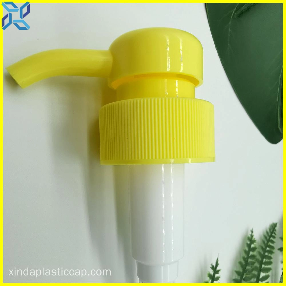 Dispensador de loción para manos con bomba Un dispensador de bomba de plástico amarillo con un cuello acanalado y una boquilla larga y curva.