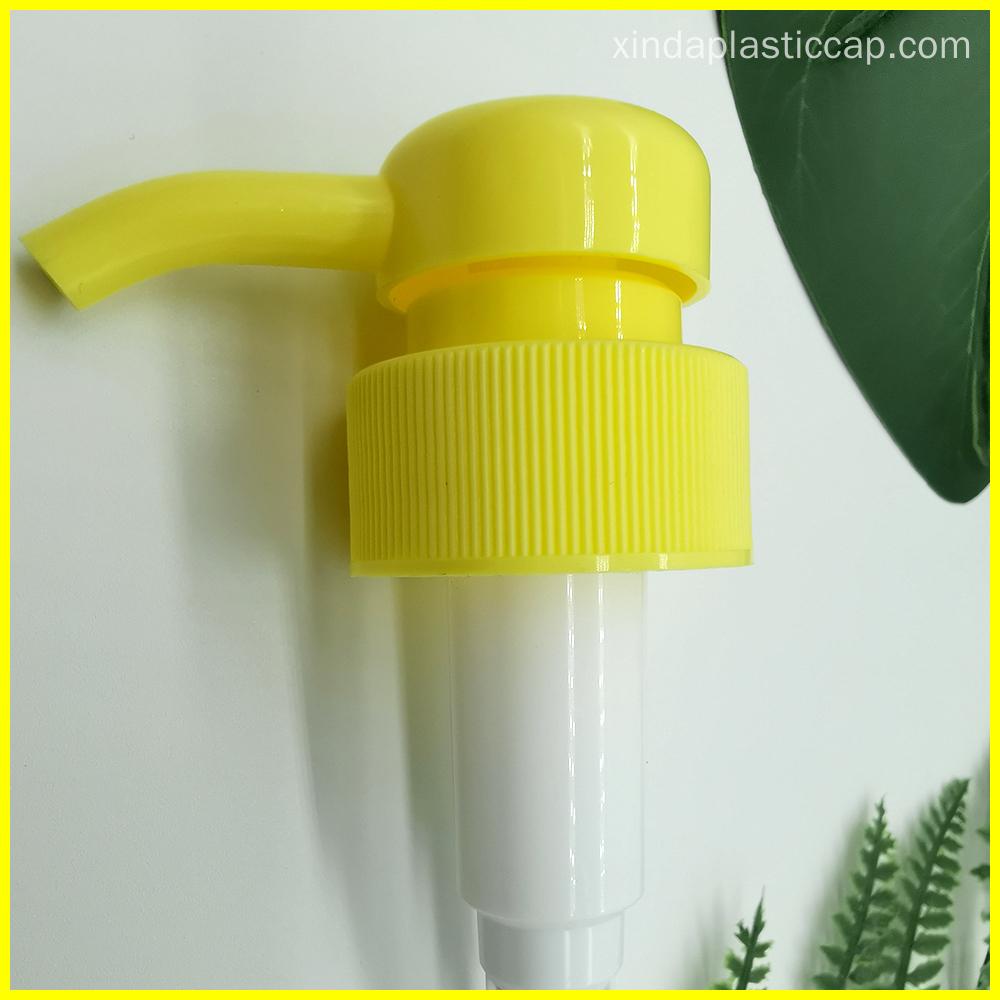 Un distributeur à pompe en plastique jaune avec un col nervuré et une longue buse incurvée.