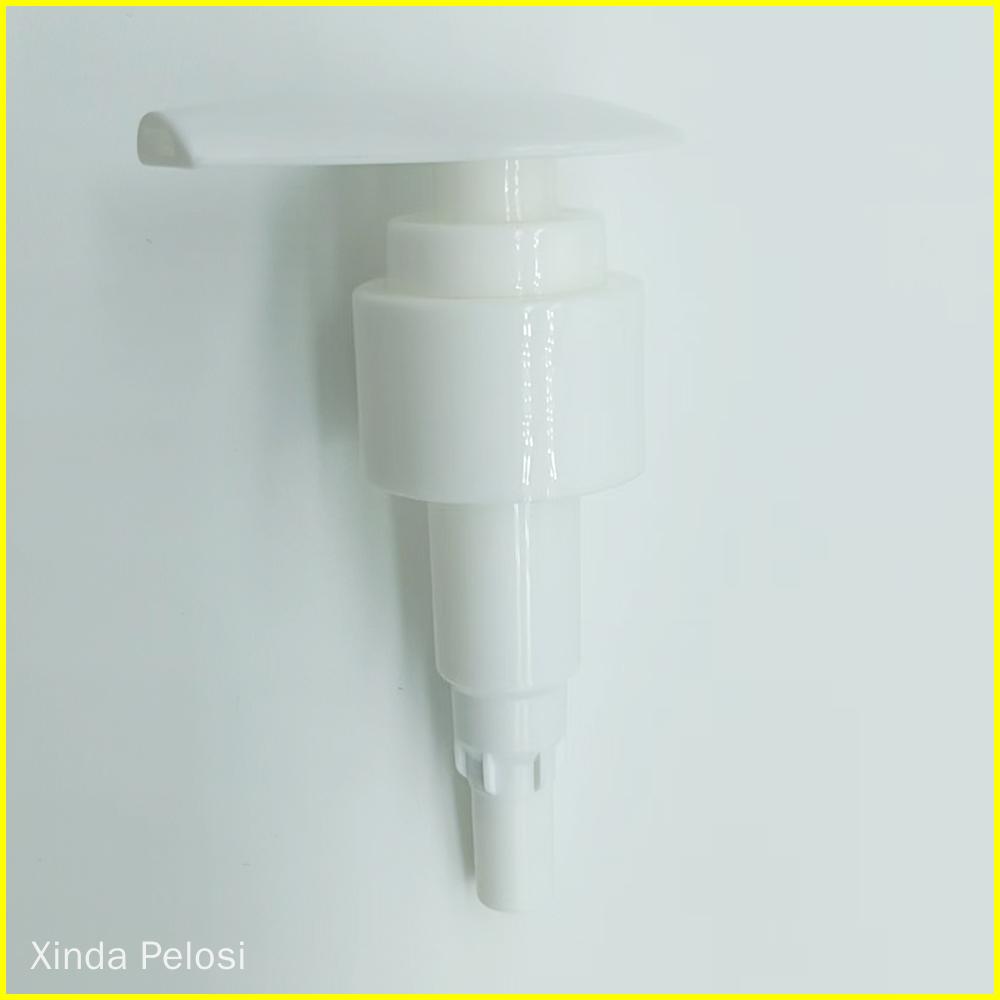 Une pompe à lotion en plastique blanc avec une longue buse.
