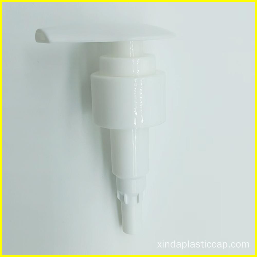 Une pompe à lotion en plastique blanc avec une longue buse.