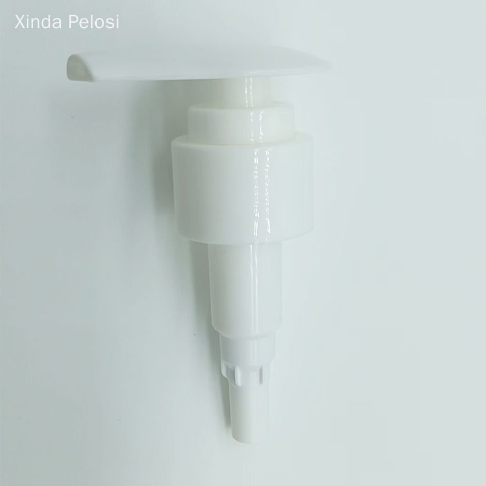 Une pompe à lotion en plastique blanc avec une longue buse.