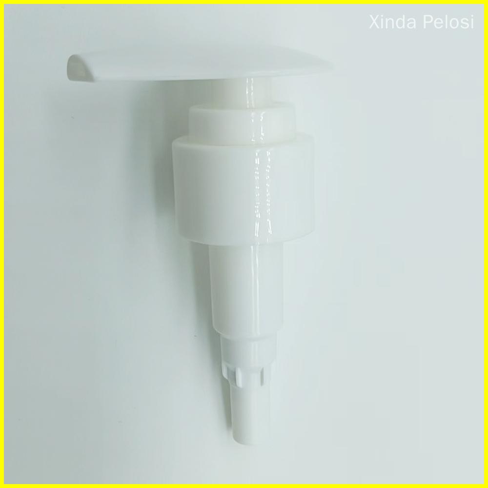 Une pompe à lotion en plastique blanc avec une longue buse.
