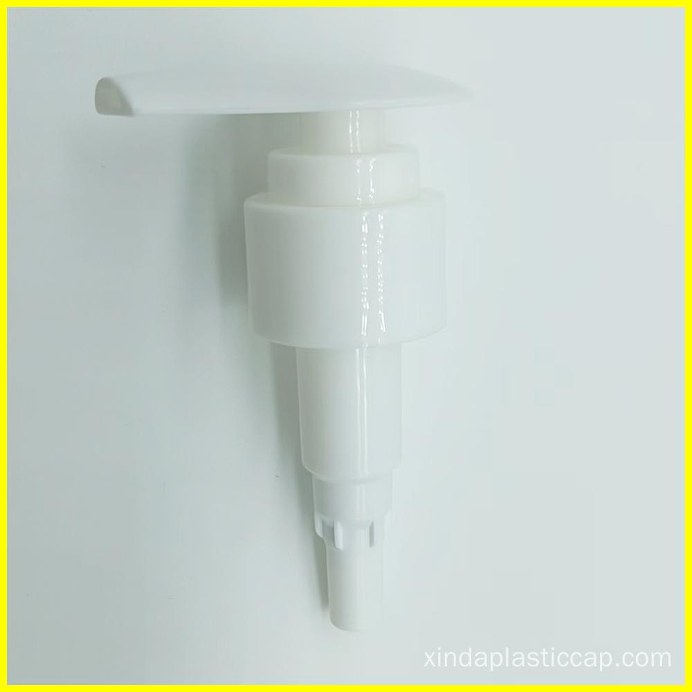 Une pompe à lotion en plastique blanc avec une longue buse.