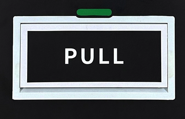 Electric pickup port drink vending machine