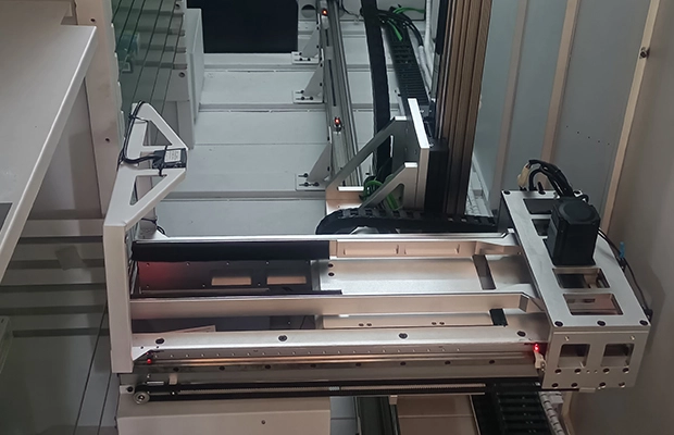 Robotic arm automatic pill dispenser machine
