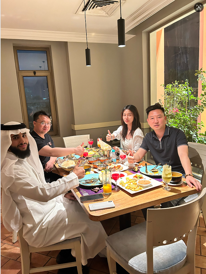 have a dinner together after the exhibition