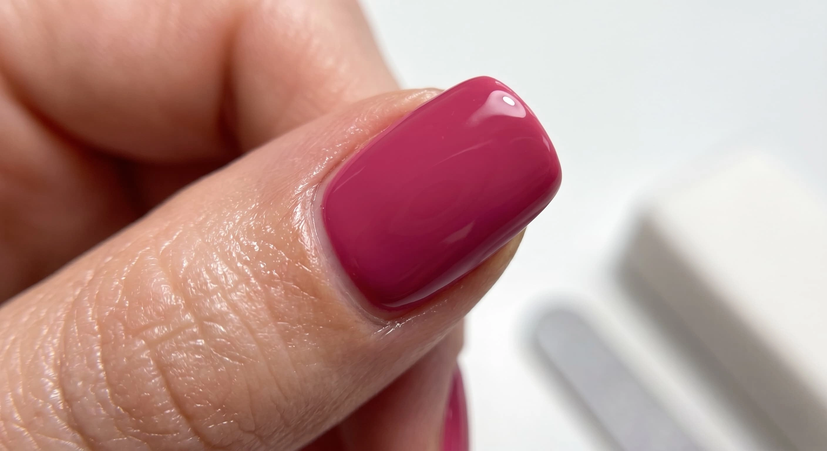 Close-up of clean cuticle margins achieved with non-flowing Pat Pat Gel. - Hanyinails