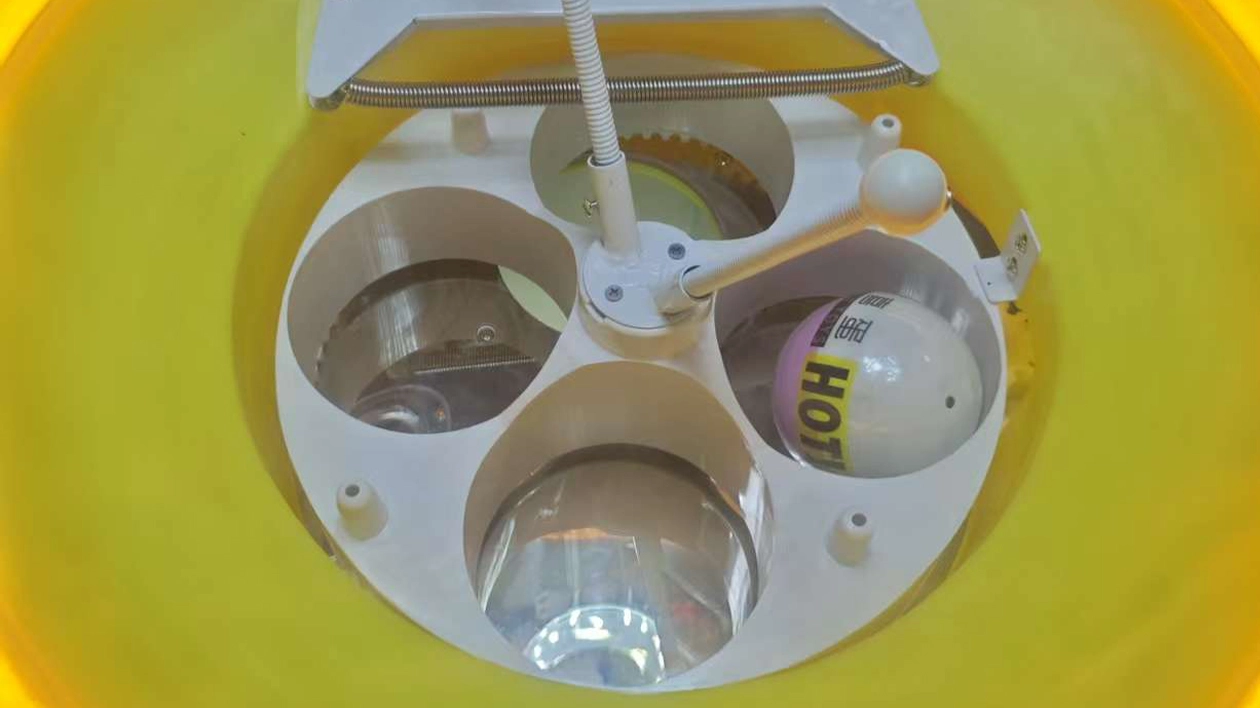 gachapon vending machine - DINIBAO