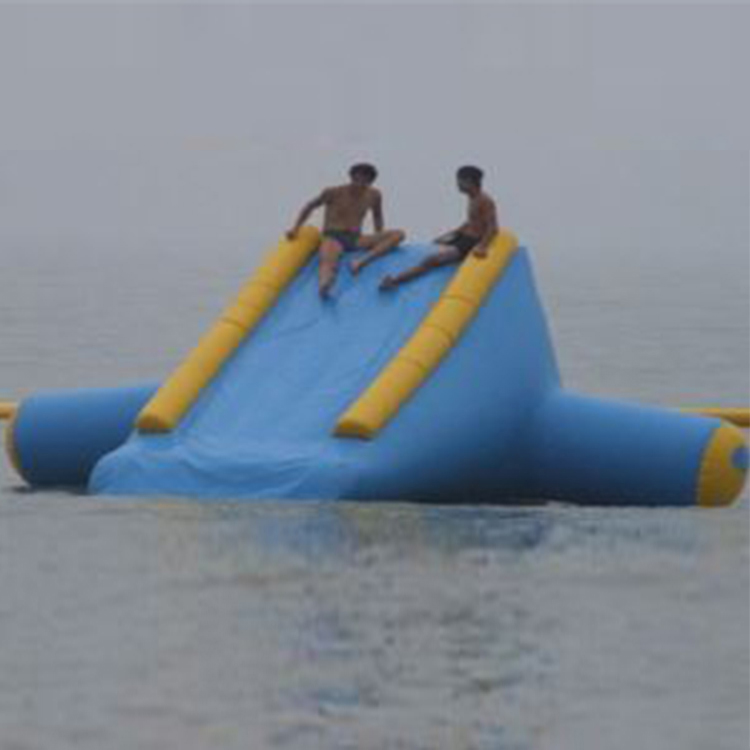 Mini toboganes inflables para deportes acuáticos en el lago para niños (2)